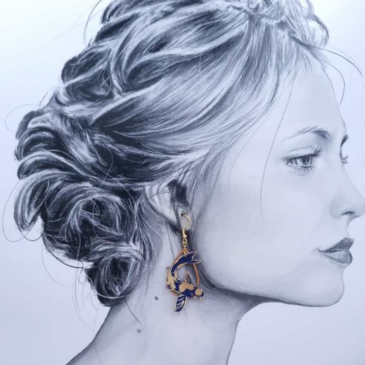 Boucles d'oreilles asymétriques poisson Carpe Koï et Gingko en Tissu uni bleu marine Boucles d'oreilles asymétriques poisson Carpe Koï et Gingko en Tissu uni bleu marine