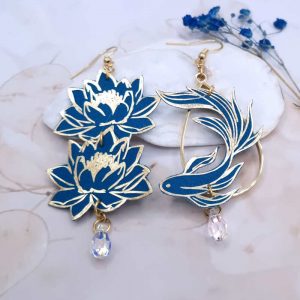 Boucles d'oreilles asymétriques poisson et fleurs en Tissu uni bleu pétrole