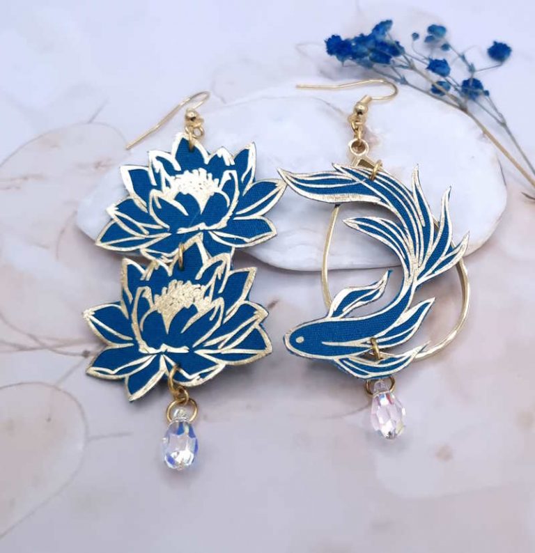 Boucles d'oreilles asymétriques poisson et fleurs en Tissu uni bleu pétrole