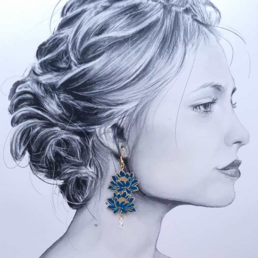 Boucles d'oreilles asymétriques poisson et fleurs en Tissu uni bleu pétrole Boucles d'oreilles asymétriques poisson et fleurs en Tissu uni bleu pétrole