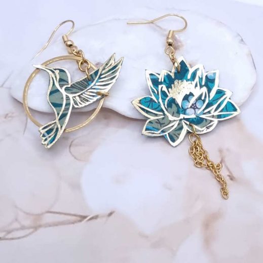 Boucles d'oreilles colibri et fleurs de lotus en TISSU liberty Strawberry thief émeraude