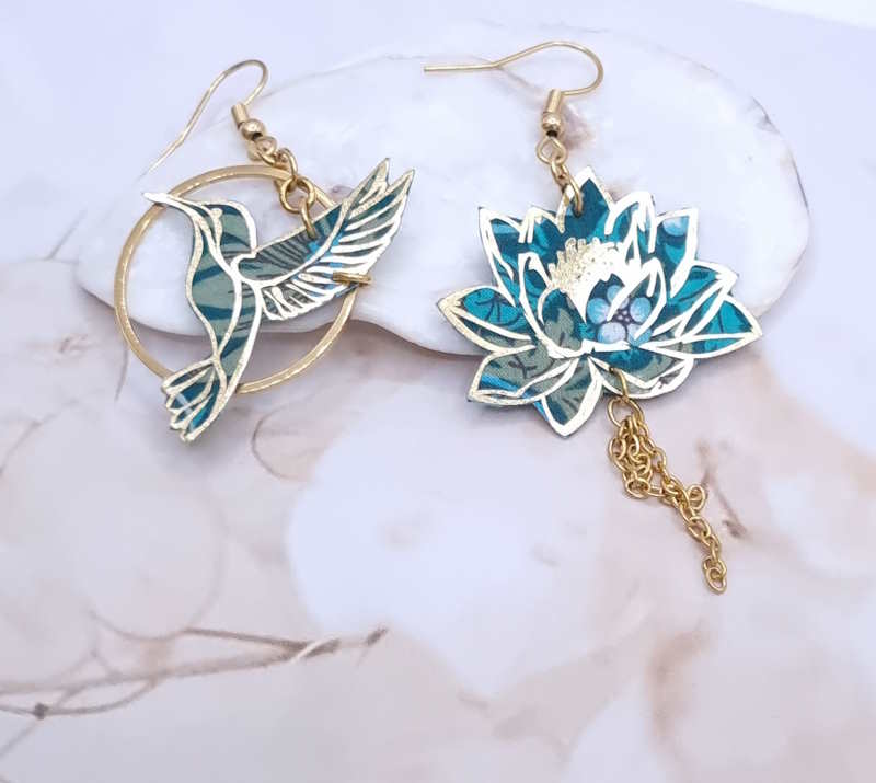 Boucles d'oreilles colibri et fleurs de lotus en TISSU liberty Strawberry thief émeraude