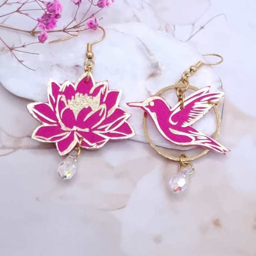 Boucles d'oreilles colibri et fleurs de lotus en TISSU uni Fuchsia