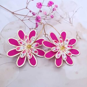 Boucles d'oreilles grandes créoles Marguerites en tissu Phoebe fuchsia