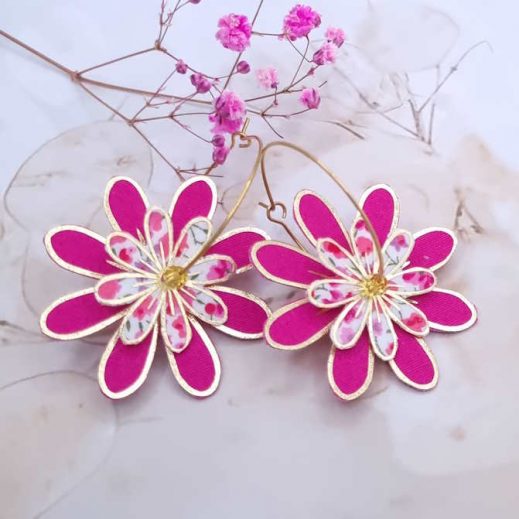 Boucles d'oreilles grandes créoles Marguerites en tissu Phoebe fuchsia
