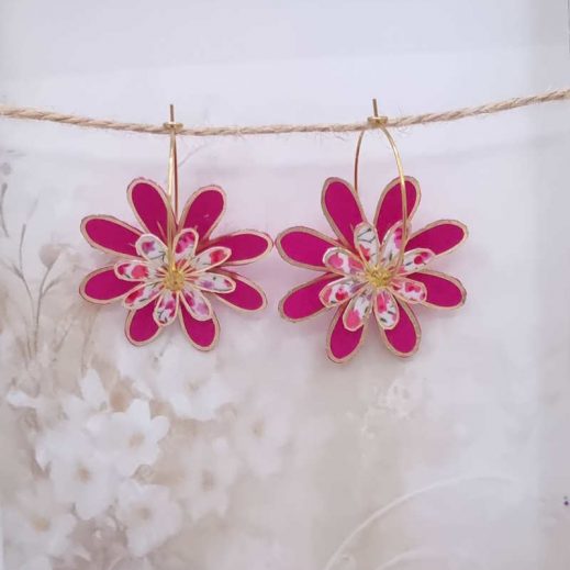 Boucles d'oreilles grandes créoles Marguerites en tissu Phoebe fuchsia Boucles d'oreilles grandes créoles Marguerites en tissu Phoebe fuchsia