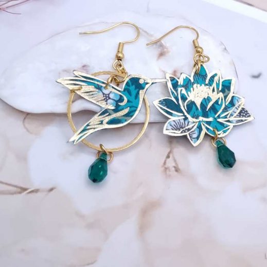 Boucles d'oreilles colibri et fleurs de lotus en TISSU liberty Strawberry thief émeraude