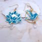 Boucles d'oreilles colibri et fleurs de lotus en TISSU uni bleu Paon