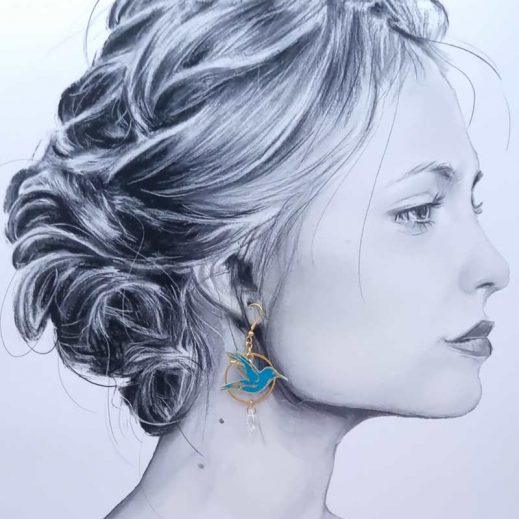 Boucles d'oreilles colibri et fleurs de lotus en TISSU uni bleu Paon Boucles d'oreilles colibri et fleurs de lotus en TISSU uni bleu Paon