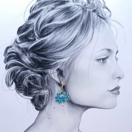 Boucles d'oreilles colibri et fleurs de lotus en TISSU uni bleu Paon Boucles d'oreilles colibri et fleurs de lotus en TISSU uni bleu Paon