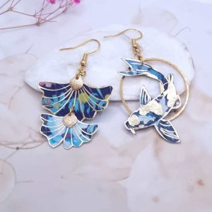 Boucles d'oreilles asymétriques poisson Carpe Koï et Gingko en Liberty Purley Meadow