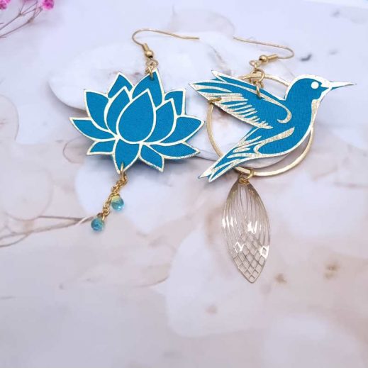 Boucles d'oreilles Lotus et grand colibri en tissu Uni bleu Paon