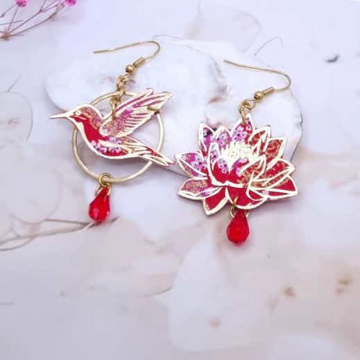 Boucles d'oreilles colibri et fleurs de lotus en TISSU Sakura rouge