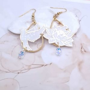 Boucles d'oreilles colombe et fleurs de lotus en TISSU liberty Ianthe blanc