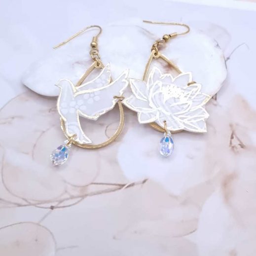 Boucles d'oreilles colombe et fleurs de lotus en TISSU liberty Ianthe blanc