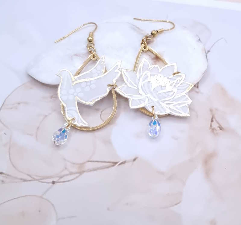 Boucles d'oreilles colombe et fleurs de lotus en TISSU liberty Ianthe blanc