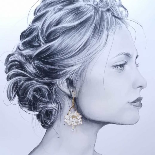 Boucles d'oreilles colombe et fleurs de lotus en TISSU liberty Ianthe blanc Boucles d'oreilles colombe et fleurs de lotus en TISSU liberty Ianthe blanc