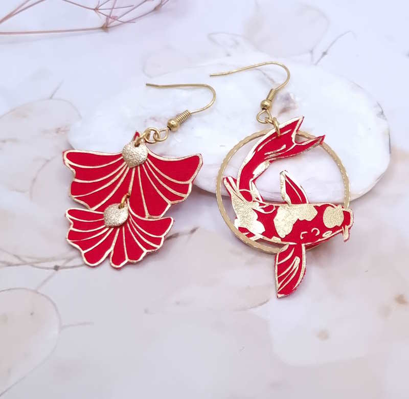 Boucles d'oreilles asymétriques poisson Carpe Koï et Gingko en Tissu uni rouge Carmin