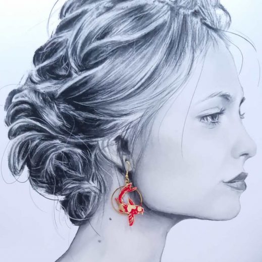 Boucles d'oreilles asymétriques poisson Carpe Koï et Gingko en Tissu uni rouge Carmin Boucles d'oreilles asymétriques poisson Carpe Koï et Gingko en Tissu uni rouge Carmin