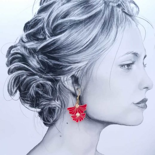 Boucles d'oreilles asymétriques poisson Carpe Koï et Gingko en Tissu uni rouge Carmin Boucles d'oreilles asymétriques poisson Carpe Koï et Gingko en Tissu uni rouge Carmin