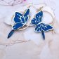 Affirmez votre style avec l'éclat des boucles d'oreilles "Papillon Saphir". Un duo graphique et coloré, alliant la noblesse du bleu cobalt à une structure dorée contemporaine.