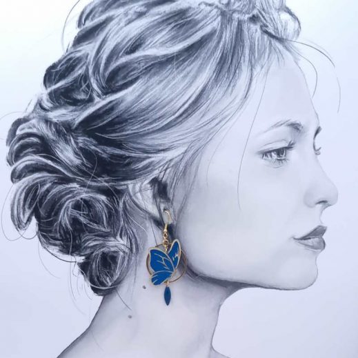 Affirmez votre style avec l'éclat des boucles d'oreilles "Papillon Saphir". Un duo graphique et coloré, alliant la noblesse du bleu cobalt à une structure dorée contemporaine. Affirmez votre style avec l'éclat des boucles d'oreilles "Papillon Saphir". Un duo graphique et coloré, alliant la noblesse du bleu cobalt à une structure dorée contemporaine.