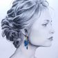 Affirmez votre style avec l'éclat des boucles d'oreilles "Papillon Saphir". Un duo graphique et coloré, alliant la noblesse du bleu cobalt à une structure dorée contemporaine.