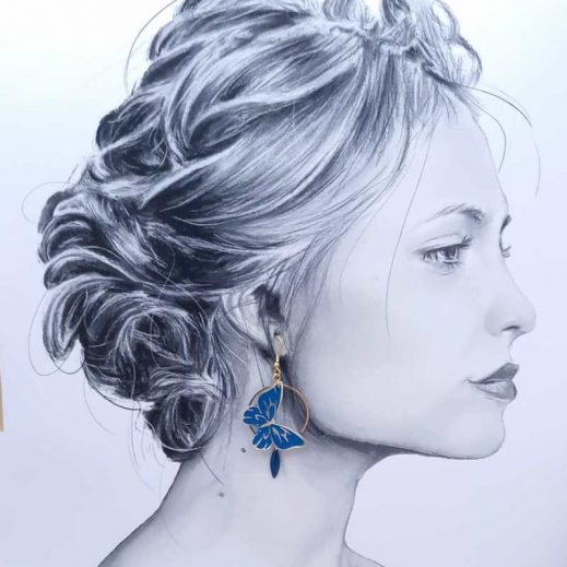 Affirmez votre style avec l'éclat des boucles d'oreilles "Papillon Saphir". Un duo graphique et coloré, alliant la noblesse du bleu cobalt à une structure dorée contemporaine. Affirmez votre style avec l'éclat des boucles d'oreilles "Papillon Saphir". Un duo graphique et coloré, alliant la noblesse du bleu cobalt à une structure dorée contemporaine.