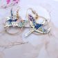 Affirmez votre personnalité avec les boucles d'oreilles "Envolée Bleue". Une création originale en acier inoxydable et tissu, alliant éclat doré et motifs colorés pour un look bohème irrésistible.