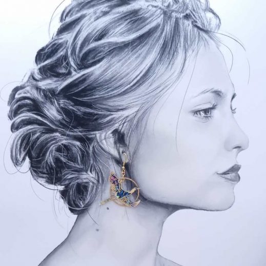 Affirmez votre personnalité avec les boucles d'oreilles "Envolée Bleue". Une création originale en acier inoxydable et tissu, alliant éclat doré et motifs colorés pour un look bohème irrésistible. Affirmez votre personnalité avec les boucles d'oreilles "Envolée Bleue". Une création originale en acier inoxydable et tissu, alliant éclat doré et motifs colorés pour un look bohème irrésistible.