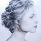 Affirmez votre personnalité avec les boucles d'oreilles "Envolée Bleue". Une création originale en acier inoxydable et tissu, alliant éclat doré et motifs colorés pour un look bohème irrésistible.