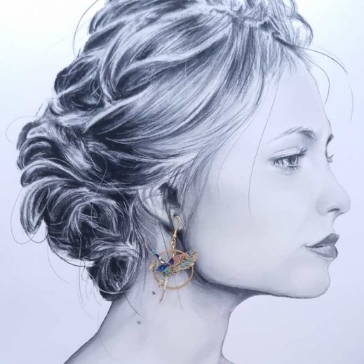 Affirmez votre personnalité avec les boucles d'oreilles "Envolée Bleue". Une création originale en acier inoxydable et tissu, alliant éclat doré et motifs colorés pour un look bohème irrésistible. Affirmez votre personnalité avec les boucles d'oreilles "Envolée Bleue". Une création originale en acier inoxydable et tissu, alliant éclat doré et motifs colorés pour un look bohème irrésistible.