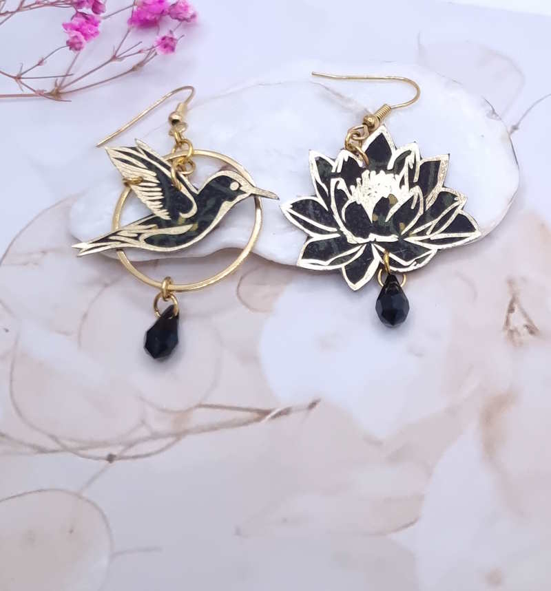 Boucles d'oreilles colibri et fleurs de lotus en TISSU liberty Erica noir