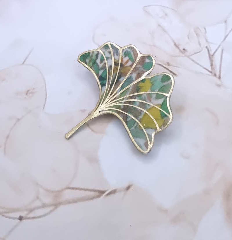 broche gingko en liberty fields of eden vert
