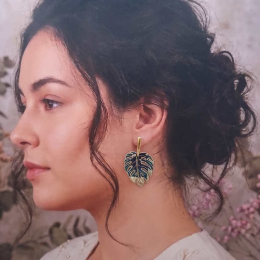 Boucles d'oreilles feuilles de monstera en TISSU émeraude et fleurs dorées Boucles d'oreilles feuilles de monstera en TISSU émeraude et fleurs dorées