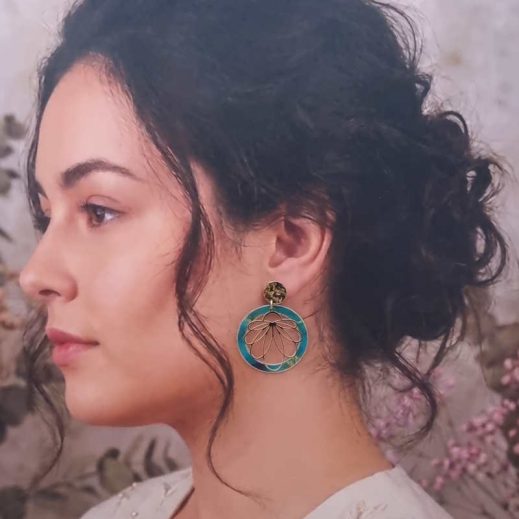 Boucles d'oreilles cercle et lys en Tissu vert émeraude et fleurs dorées Boucles d'oreilles cercle et lys en Tissu vert émeraude et fleurs dorées