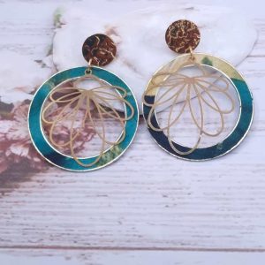 Boucles d'oreilles cercle et lys en Tissu vert émeraude et fleurs dorées