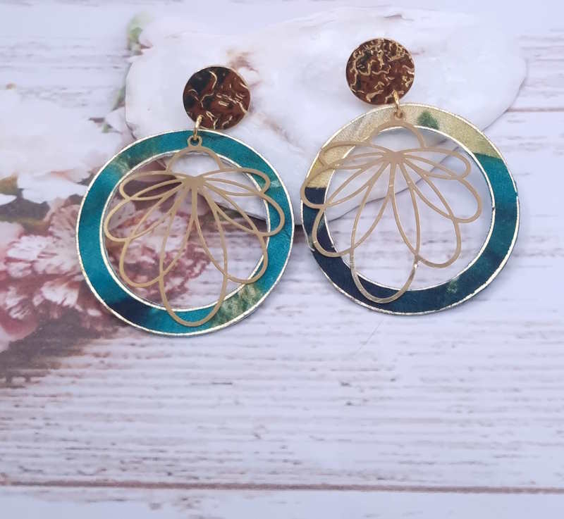 Boucles d'oreilles cercle et lys en Tissu vert émeraude et fleurs dorées