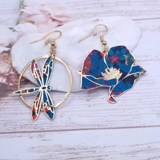 Boucles d'oreilles coquelicot et libellule en liberty Ciara pétrole Boucles d'oreilles coquelicot et libellule en liberty Ciara pétrole
