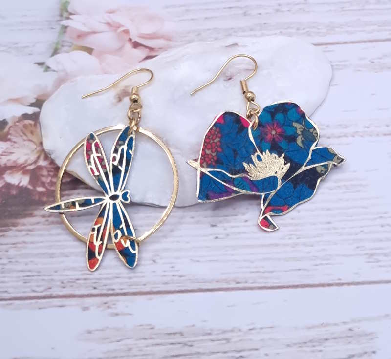 Boucles d'oreilles coquelicot et libellule en liberty Ciara pétrole
