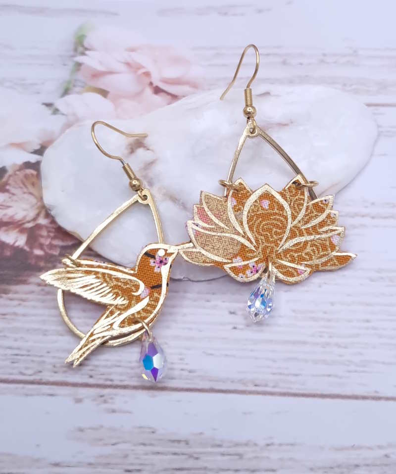 Boucles d'oreilles colibri et fleurs de lotus en TISSU Sakura ocre