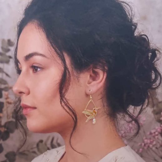 Boucles d'oreilles colibri et fleurs de lotus en TISSU Sakura ocre Boucles d'oreilles colibri et fleurs de lotus en TISSU Sakura ocre