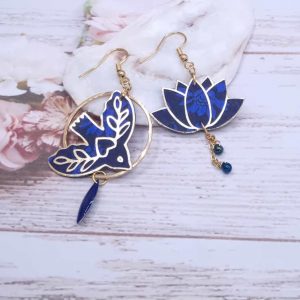 Boucles d'oreilles oiseau stylisé et lys en TISSU liberty Capel indigo