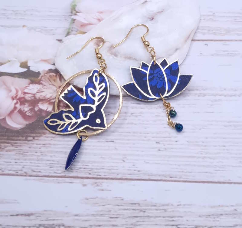 Boucles d'oreilles oiseau stylisé et lys en TISSU liberty Capel indigo