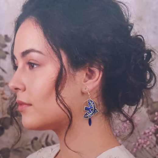 Boucles d'oreilles oiseau stylisé et lys en TISSU liberty Capel indigo Boucles d'oreilles oiseau stylisé et lys en TISSU liberty Capel indigo