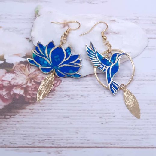 Boucles d'oreilles colibri et fleurs de lotus en TISSU Hanako bleu Boucles d'oreilles colibri et fleurs de lotus en TISSU Hanako bleu