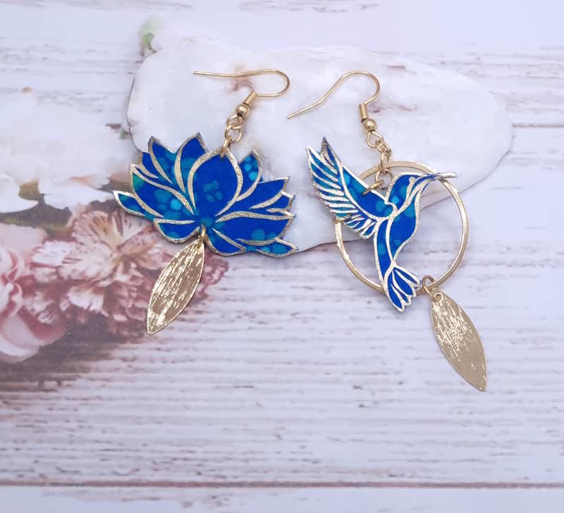 Boucles d'oreilles colibri et fleurs de lotus en TISSU Hanako bleu