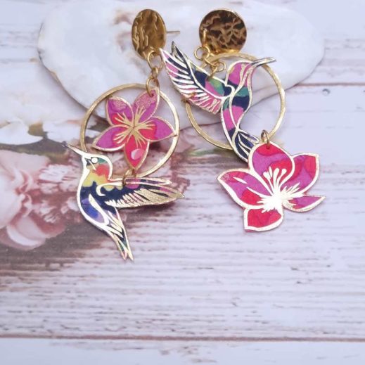 Boucles d'oreilles colibri et fleurs en liberty dreams of summer et candy kiss Boucles d'oreilles colibri et fleurs en liberty dreams of summer et candy kiss