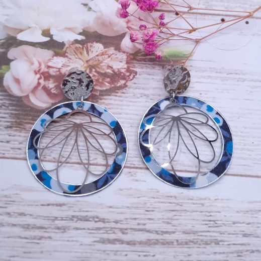 Boucles d'oreilles cercle et lys en Tissu liberty Wiltshire bleu nuit Boucles d'oreilles cercle et lys en Tissu liberty Wiltshire bleu nuit