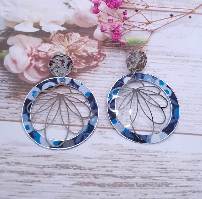 Boucles d'oreilles cercle et lys en Tissu liberty Wiltshire bleu nuit